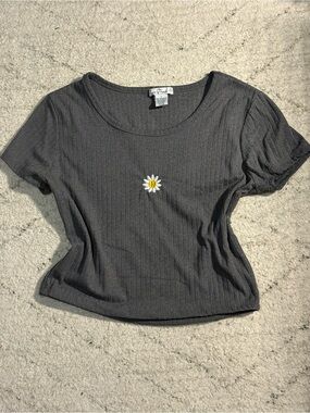 Charcoal Ribbed Daisy Patch Crop Tee